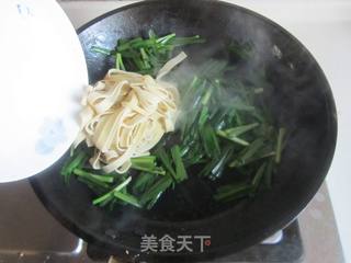 韭菜炒千张的做法步骤:4