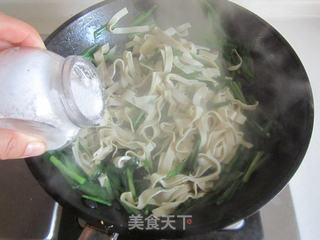 韭菜炒千张的做法步骤:6