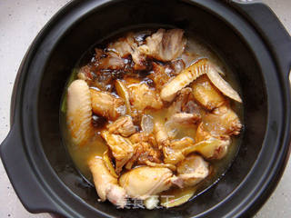 砂锅版三杯鸡的做法步骤:6