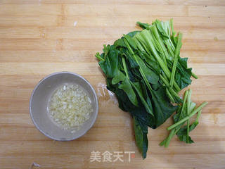 木耳拌菠菜的做法步骤:2