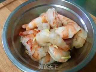 彩蔬虾仁菠萝饭的做法步骤:2