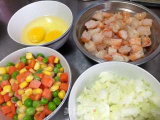 彩蔬虾仁菠萝饭的做法步骤:3