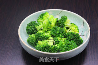 西兰花拌意面的做法步骤:3