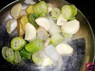 东北酸菜炖排骨的做法步骤:3