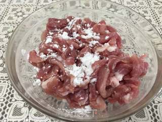 鱼香肉丝的做法步骤:2