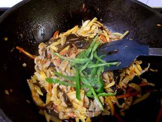 鱼香肉丝的做法步骤:13