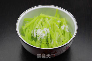 凉拌莴笋丝的做法步骤:3