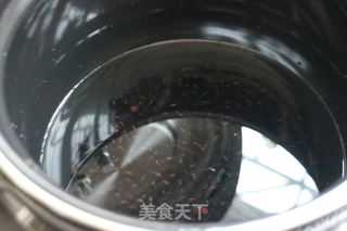 滋补甜汤——黑豆红糖炖蛋的做法步骤:2