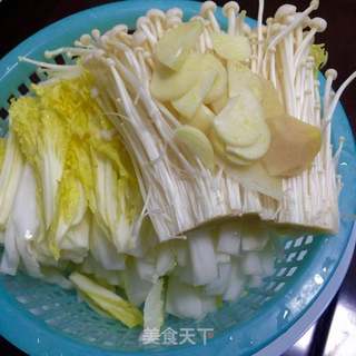 大白菜拌金针菇的做法步骤:2