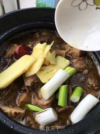 小鸡炖蘑菇的做法步骤:12