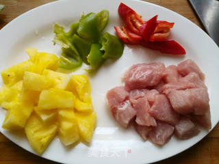 菠萝咕噜肉的做法步骤:2