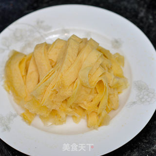 青椒炒豆腐皮的做法步骤：3