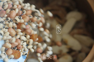 山药花生眉豆鸡脚汤的做法步骤:4
