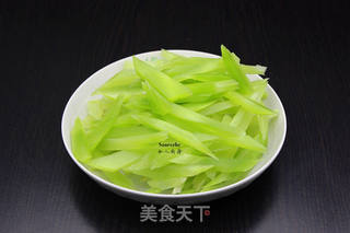 蒜蓉炒莴笋的做法步骤:3
