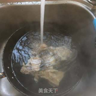 牛骨萝卜汤的做法步骤：3