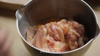 拯救厨房小白——香烤蜂蜜辣鸡块的做法步骤:2