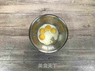 草莓斑斓蛋糕卷的做法步骤:2