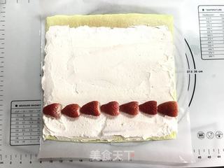 草莓斑斓蛋糕卷的做法步骤:12
