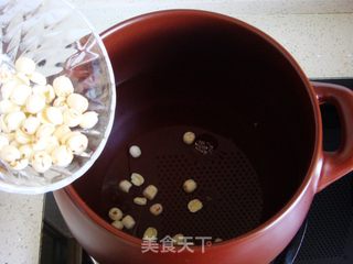 红枣莲子银耳羹的做法步骤:2