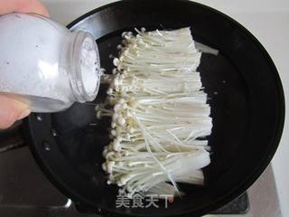 炝拌金针菇的做法步骤:2