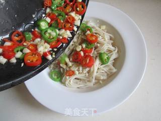 炝拌金针菇的做法步骤:7