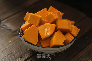 南瓜红枣莲子甜汤的做法步骤:2