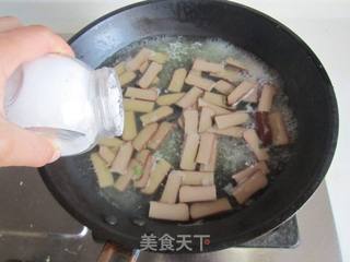芹菜叶拌鸡蛋干的做法步骤:2