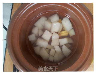 惊蛰时节止咳雪梨的做法步骤:2