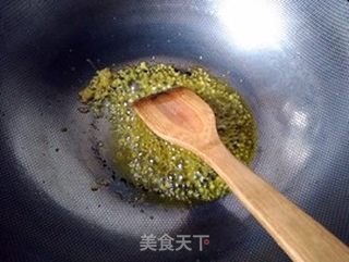 莴笋叶炒饭的做法步骤：3