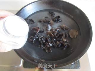 黑木耳炒山药的做法步骤:2