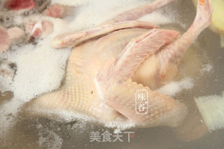 (滋润、下火)西洋参炖鸽子汤的做法步骤:2