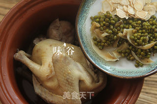 (滋润、下火)西洋参炖鸽子汤的做法步骤:3