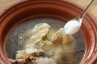 (滋润、下火)西洋参炖鸽子汤的做法步骤:4
