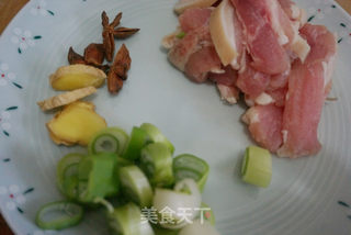 猪肉炖粉条的做法步骤:2