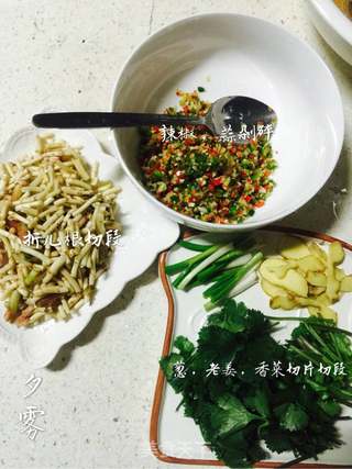 凉拌鲫鱼的做法步骤:2
