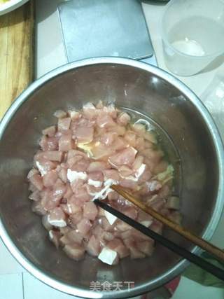 菠萝咕噜肉的做法步骤：1