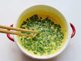 虾仁韭菜厚蛋饼的做法步骤:4