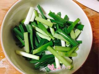 蒜苗炒鸡蛋的做法步骤:2