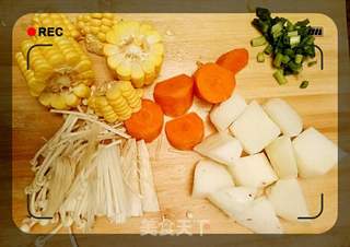 山药玉米胡萝卜金针菇排骨营养汤的做法步骤：1