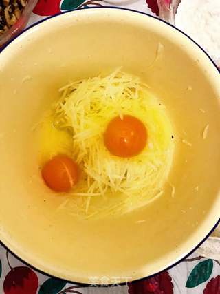 香葱鸡蛋土豆丝饼的做法步骤:3
