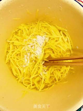 香葱鸡蛋土豆丝饼的做法步骤:4
