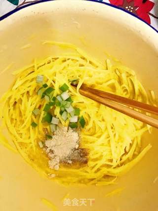 香葱鸡蛋土豆丝饼的做法步骤:5