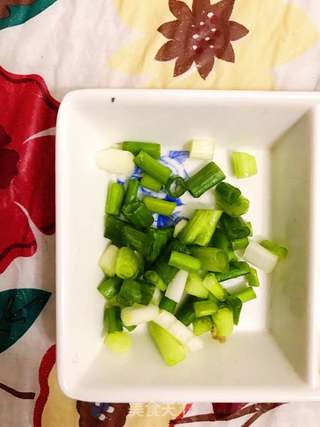 香葱鸡蛋土豆丝饼的做法步骤:2