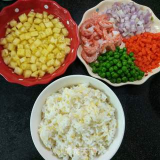 【学生便当】鲜虾菠萝饭的做法步骤：2