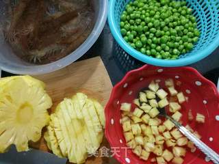 【学生便当】鲜虾菠萝饭的做法步骤：1