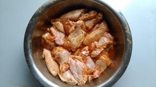 黑胡椒脆皮鸡翅的做法步骤:3