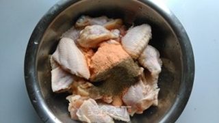 黑胡椒脆皮鸡翅的做法步骤:2