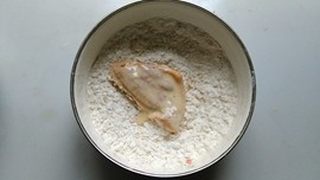 黑胡椒脆皮鸡翅的做法步骤:6