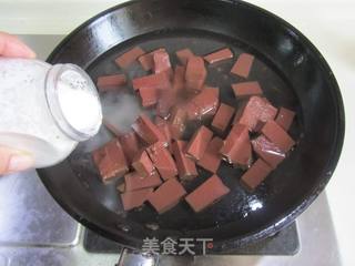 韭菜炒鸭血的做法步骤:2