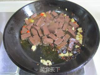 韭菜炒鸭血的做法步骤:4